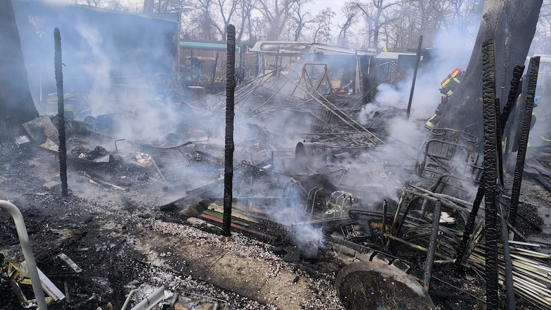 Rauchende Trümmer blieben von den Wohnwagen. (Bild: Freiwillige Feuerwehr Tulln-Stadt)