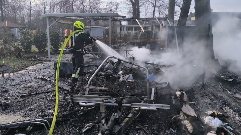 Firefighters had to watch out for gas cylinders when extinguishing the fire. (Bild: Freiwillige Feuerwehr Tulln-Stadt)