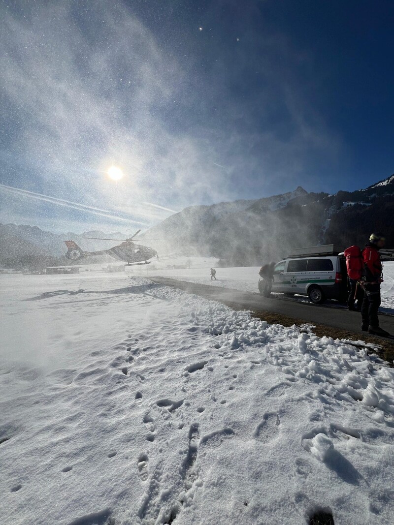 Mountain rescuers were flown to the scene of the accident by helicopter. (Bild: Bergrettung Reutte, Krone KREATIV)