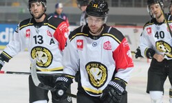 KAC-Neuzugang Kevin Clark (Mi.) im Trikot von Brynäs in der Champions League.