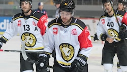 KAC-Neuzugang Kevin Clark (Mi.) im Trikot von Brynäs in der Champions League. (Bild: GEPA pictures Kevin Clark)