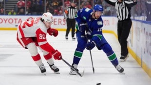 Marco Kasper (l.) im Zweikampf mit Marcus Pettersson von den Canucks (Bild: Getty Images)