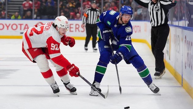 Marco Kasper (l.) im Zweikampf mit Marcus Pettersson von den Canucks (Bild: APA/Getty Images)