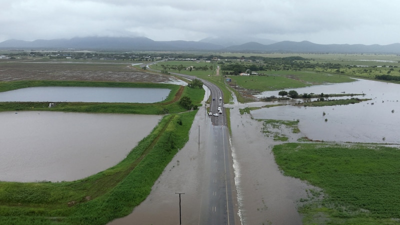 Auch für die nächsten Tage ist noch Regen angekündigt. (Bild: AFP/Queensland Fire Department/Handout)