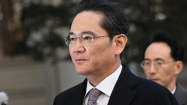 Samsung boss Jay Y. Lee entering the courthouse (Bild: AFP/APA/JUNG YEON-JE)