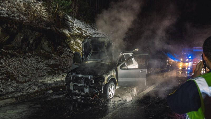 Am Auto entstand Totalschaden. (Bild: Bezirksfeuerwehrverband Innsbruck-Land)