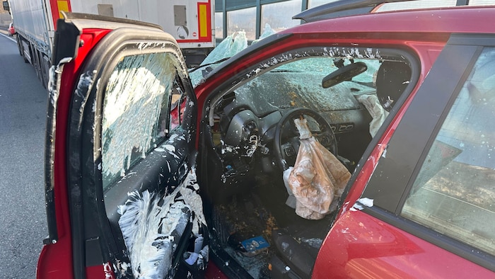 Das komplett demolierte Auto.