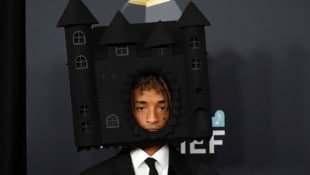 Ob sich das als Trend durchsetzen kann? Jaden Smith brachte zu den Grammys seine eigene Burg mit. (Bild: Jordan Strauss/Invision/AP)