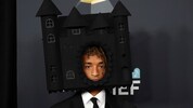 Ob sich das als Trend durchsetzen kann? Jaden Smith brachte zu den Grammys seine eigene Burg ...