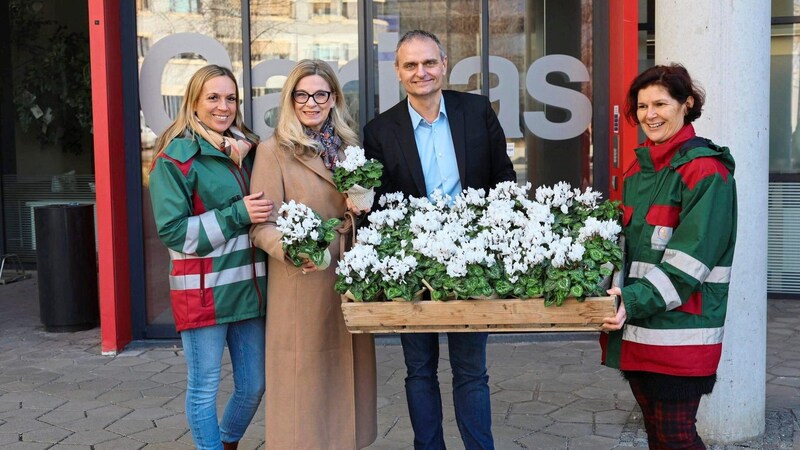 The joy was great again this year: Christa Kummer (2nd from left) with home director Michael Huber and the staff. (Bild: Tuma Alexander/Starpix/ Alexander TUMA)