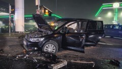 Mit einem 3er-BMW raste ein 20-Jähriger in diese Zivilstreife, zwei Polizisten wurden dabei verletzt. Sein kaputtes Auto darf der Bleifuß jedoch behalten. (Bild: TEAM FOTOKERSCHI / ANTONIO BAYER)