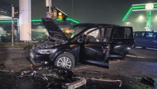 Mit einem 3er-BMW raste ein 20-Jähriger in diese Zivilstreife, zwei Polizisten wurden dabei verletzt. Sein kaputtes Auto darf der Bleifuß jedoch behalten. (Bild: TEAM FOTOKERSCHI / ANTONIO BAYER)