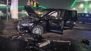 Mit einem 3er-BMW raste ein 20-Jähriger in diese Zivilstreife, zwei Polizisten wurden dabei ...