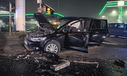 Mit einem 3er-BMW raste ein 20-Jähriger in diese Zivilstreife, zwei Polizisten wurden dabei ...
