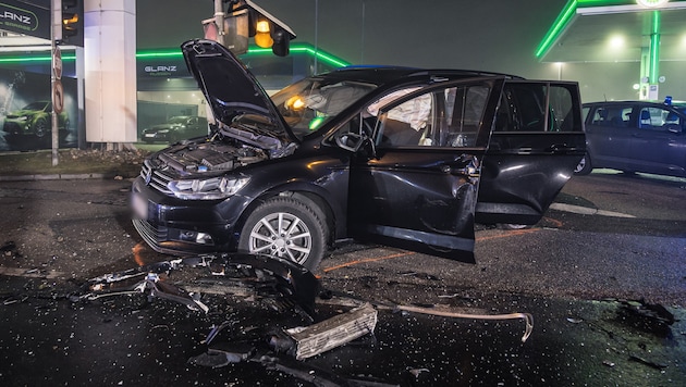 Mit einem 3er-BMW raste ein 20-Jähriger in diese Zivilstreife, zwei Polizisten wurden dabei verletzt. Sein kaputtes Auto darf der Bleifuß jedoch behalten. (Bild: TEAM FOTOKERSCHI / ANTONIO BAYER)