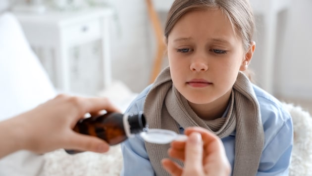 Durch diverse Geschmacksrichtungen ist Hustensaft für die meisten Kinder kein Problem. (Bild: pixel-shot.com (Leonid Yastremskiy))