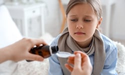 Durch diverse Geschmacksrichtungen ist Hustensaft für die meisten Kinder kein Problem.