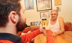 Am Esstisch drehen „Opa und Enkel“ den Großteil ihrer Kurzvideos.