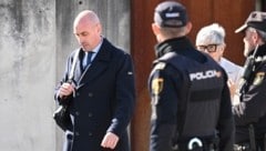 Luis Rubiales beim Verlassen des Gerichtsgebäudes (Bild: AFP)