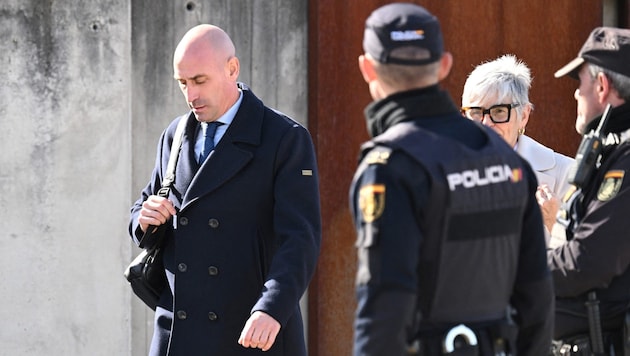 Luis Rubiales beim Verlassen des Gerichtsgebäudes (Bild: APA/AFP)