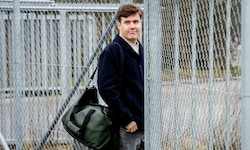 Kronprinz Christian kam mit einer Reisetasche über die Schulter in der Kaserne im dänischen ...
