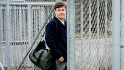 Kronprinz Christian kam mit einer Reisetasche über die Schulter in der Kaserne im dänischen Slagelse an. (Bild: AFP/Ritzau Scanpix/Mads Claus Rasmussen)