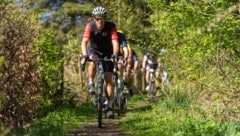 Durch die Landschaft und querfeldein – im Gravel Race um den Wörthersee wird auf allen möglichen Untergründen geradelt. (Bild: www.razic.net)