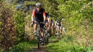 Durch die Landschaft und querfeldein – im Gravel Race um den Wörthersee wird auf allen möglichen Untergründen geradelt. (Bild: www.razic.net)