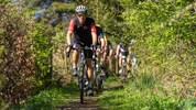 Durch die Landschaft und querfeldein – im Gravel Race um den Wörthersee wird auf allen möglichen ...