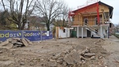 Im Vordergrund sind die Reste jener bei Arbeiten umgestürzten Mauer und Decke, die 