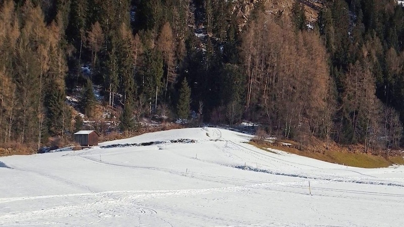 Auf dieser Rodelstrecke in einem Ort im Tiroler Oberland kam es zu der mutmaßlichen Attacke auf die Frau. (Bild: privat)