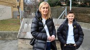 Semira und Adel an der Unfallstelle. Statt des Baumes steht hier nun eine Holzkiste.