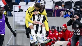 Maxi Entrup feiert den Goldtorschützen Sam Adeniran (Bild: GEPA pictures/ Daniela Moser)