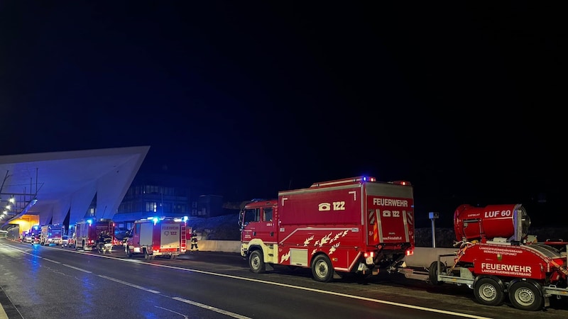 Dutzende Feuerwehr-Fahrzeuge vor dem Tunnelportal (Bild: FF St. Stefan ob Leoben)