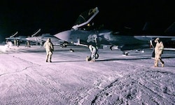 Piloten und Bodenmannschaften bereiten am Luftwaffenstützpunkt Pituffik (vormals Thule) auf ...