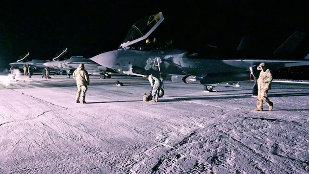 Pilots and ground crews prepare F-35 fighter jets for take-off at Pituffik (formerly Thule) airbase on Greenland: The USA has its northernmost air force base there. But Trump wants the whole of Greenland. (Bild: US-Verteidigungsministerium / Benjamin Wiseman)