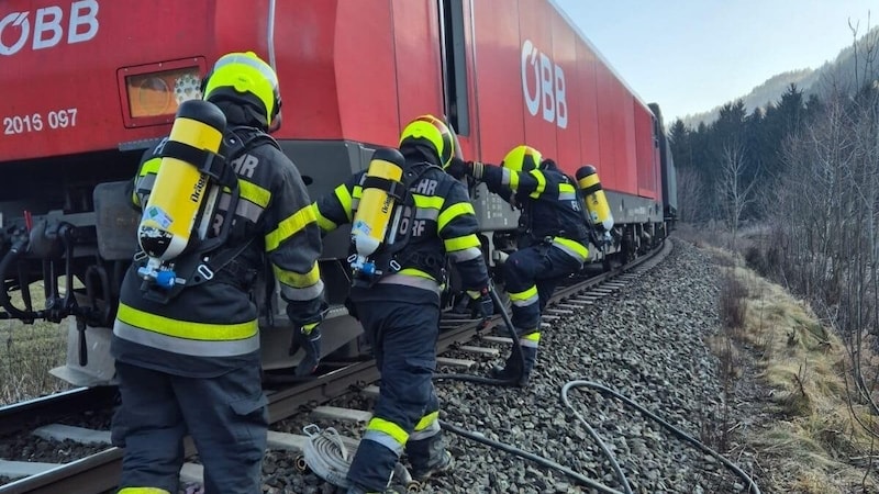 Der erste Trupp bei der rauchenden Lok (Bild: FF Fohnsdorf)