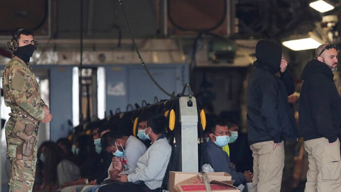 Migranten in einem Militärflugzeug