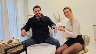 Sophie Hayd macht im Kosmetiksalon bei Danny Nagelpflege. (Bild: Tragner Christian)