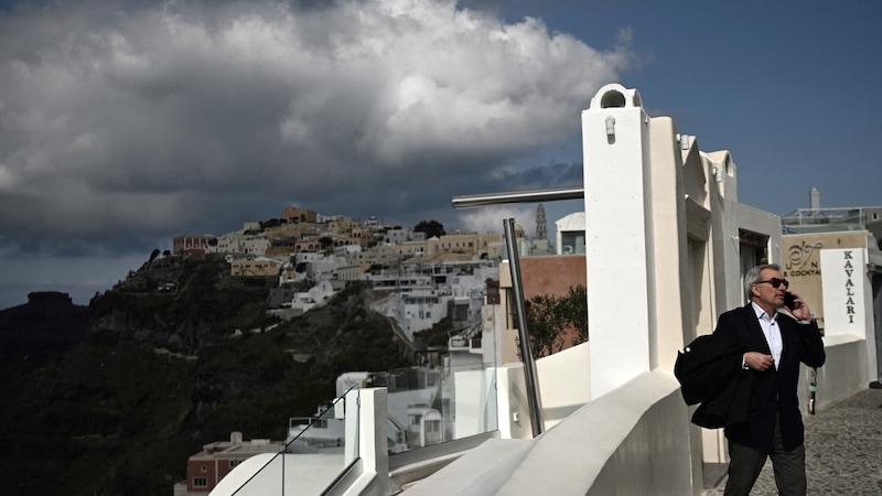 Geröll ließ Staubwolken aufsteigen. (Bild: AFP/Aris Messinis)