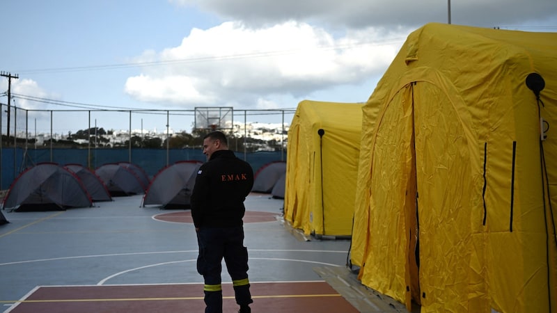 Ein Zelt der Feuerwehr (Bild: AFP/Aris Messinis)