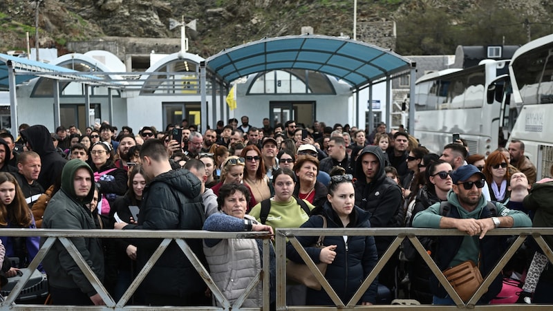 Sämtliche Fährplätze waren am Montag ausgebucht. (Bild: AFP/Aris Messinis)