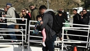 Immer mehr Menschen verlassen aus Angst vor Erdbeben die griechische Insel Santorini. (Bild: Aris Messinis)