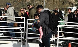 Immer mehr Menschen verlassen aus Angst vor Erdbeben die griechische Insel Santorini.