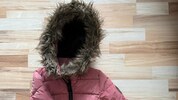 Der Rottweiler wurde durch den Pelzkragen dieser Kinderwinterjacke quasi „gereizt“.