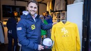 Lukas Berger freut sich über den Ansturm im Fanshop.