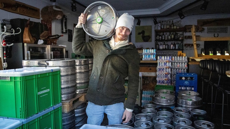 Jörg Schnell vom Glemmtaler Hof hat 500 Liter für die Fans eingekauft. „Zumindest einmal für die erste WM-Woche.“ (Bild: urbantschitsch mario)