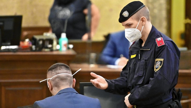 Ali G. gesteht, gibt aber anderen die Schuld am dramatischen Verlauf der Taten. (Bild: HERBERT NEUBAUER / APA / picturedesk.com)