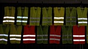 Schlechte Warnwesten können Verkehrsteilnehmer in tödliche Gefahr bringen.
