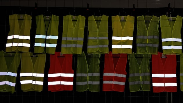 Bad high-visibility vests can put road users in mortal danger. (Bild: Viktor Schwenk)